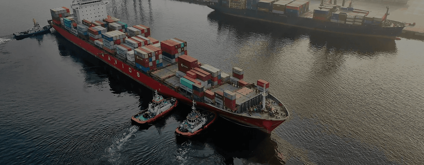 Direction Prime logistics operations - cargo ships and containers at port